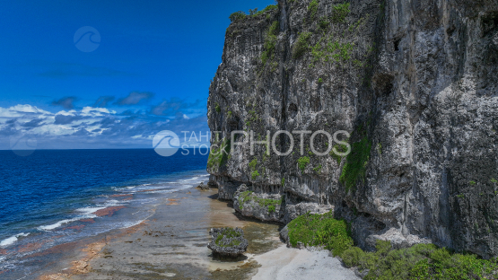 Falaises de Makatea au bord de l océan, Vue aérienne, Tuamotu Polynésie