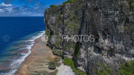 Falaises de Makatea au bord de l océan, Tuamotu Polynésie