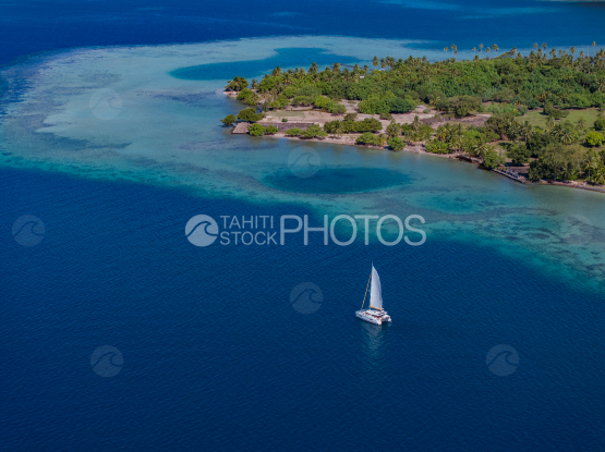 Voilier navigant dans le lagon, Raiatea, Polynésie, vue aérienne