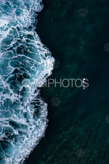 Surfeur le long de la barrière de corail, Tahiti, Polynésie