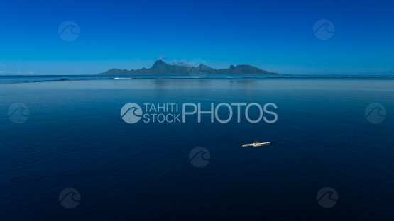 Pirogue polynésienne dans le lagon, Moorea en arrière plan, Polynésie