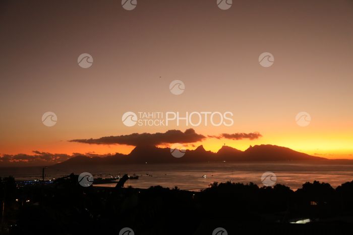 Coucher de soleil sur Moorea, Polynésie française