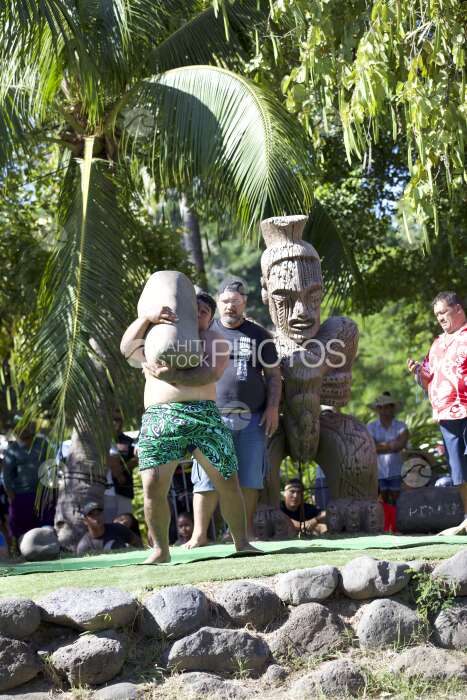Compétition sportive polynésienne traditionnelle, lever de pierre, Tahiti, Polynésie française