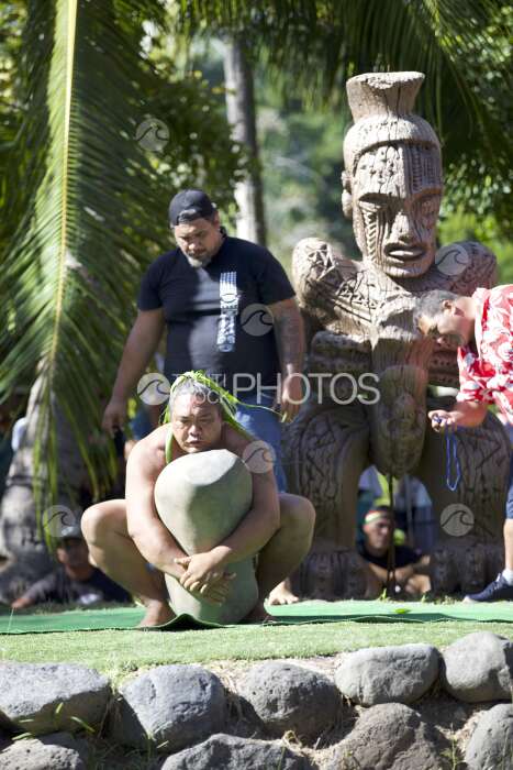 Compétition sportive polynésienne traditionnelle, lever de pierre, Tahiti, Polynésie française