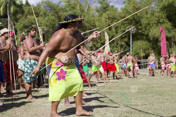 Sport traditionnel, hommes polynésiens en paréo pratiquant le lancer de javelot, Tahiti, Polynésie française